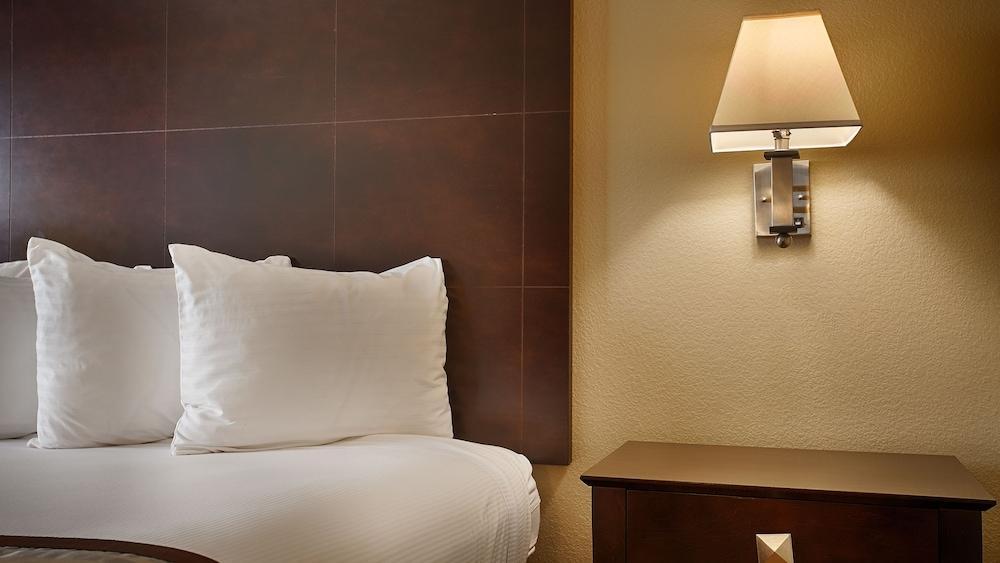 Best Western Luxury Inn Tracy Bagian luar foto