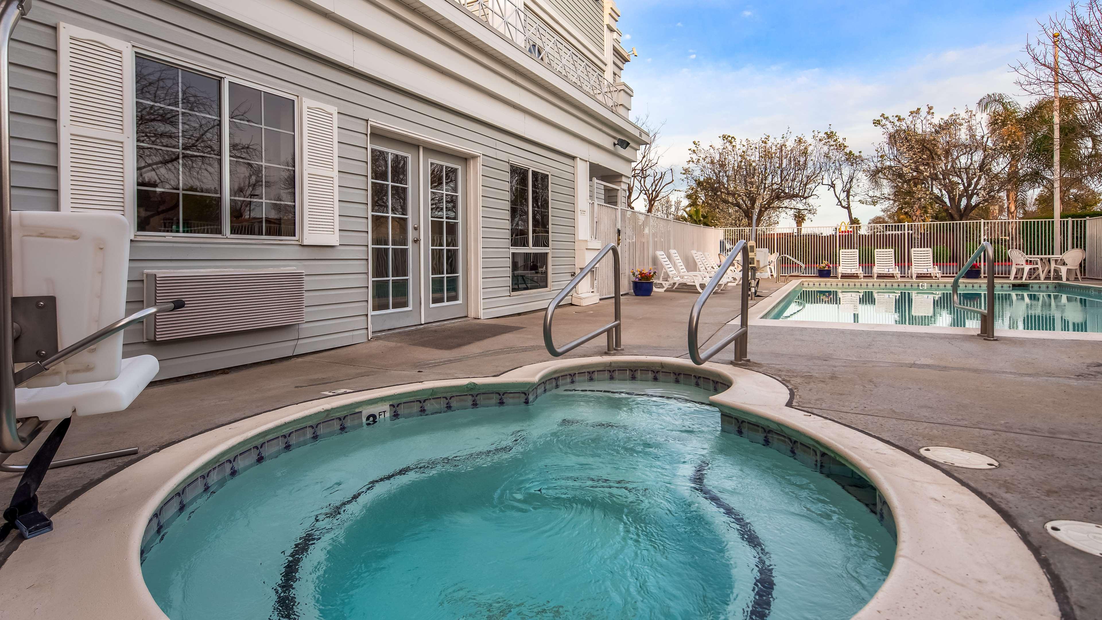 Best Western Luxury Inn Tracy Bagian luar foto