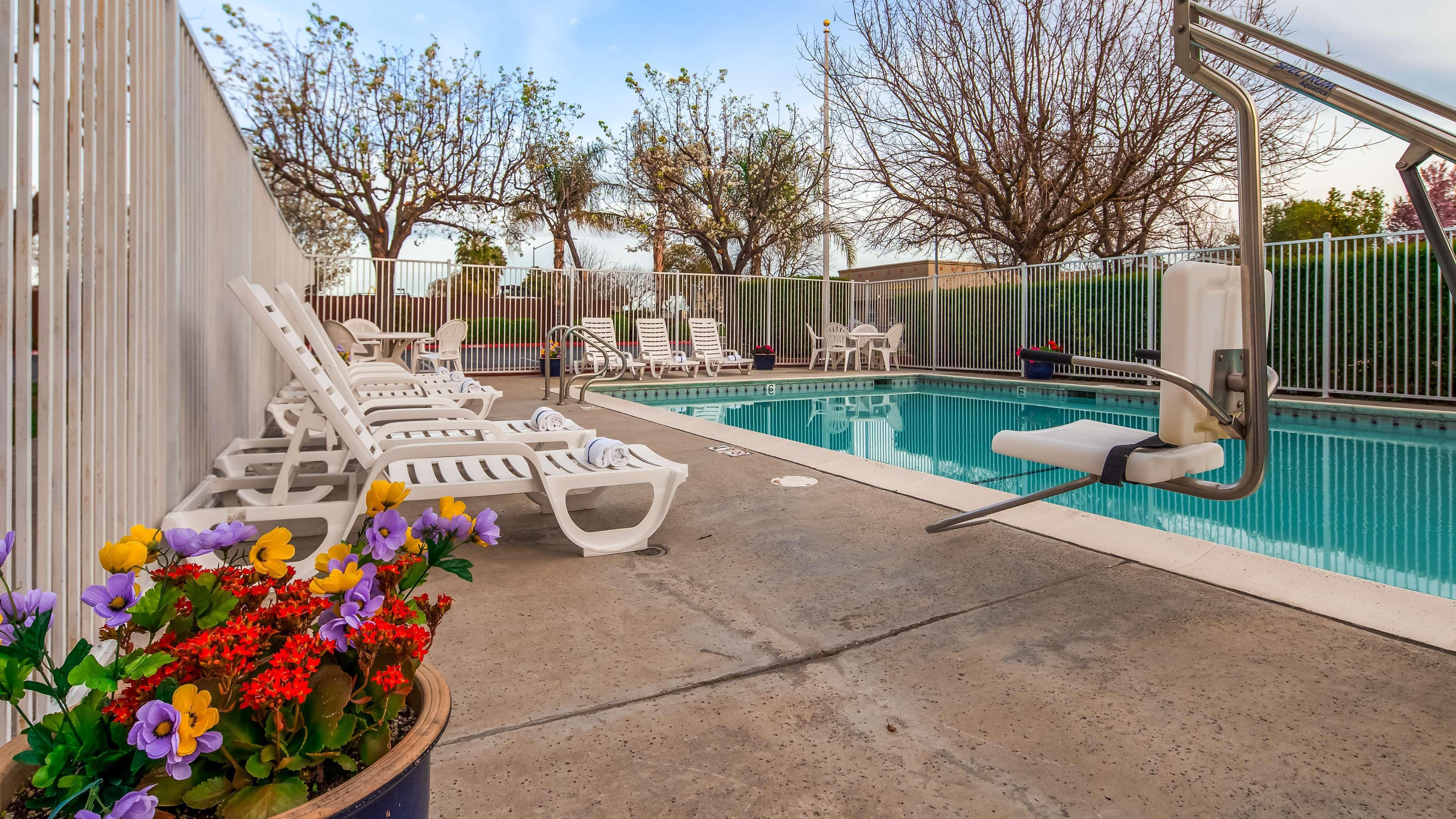 Best Western Luxury Inn Tracy Bagian luar foto