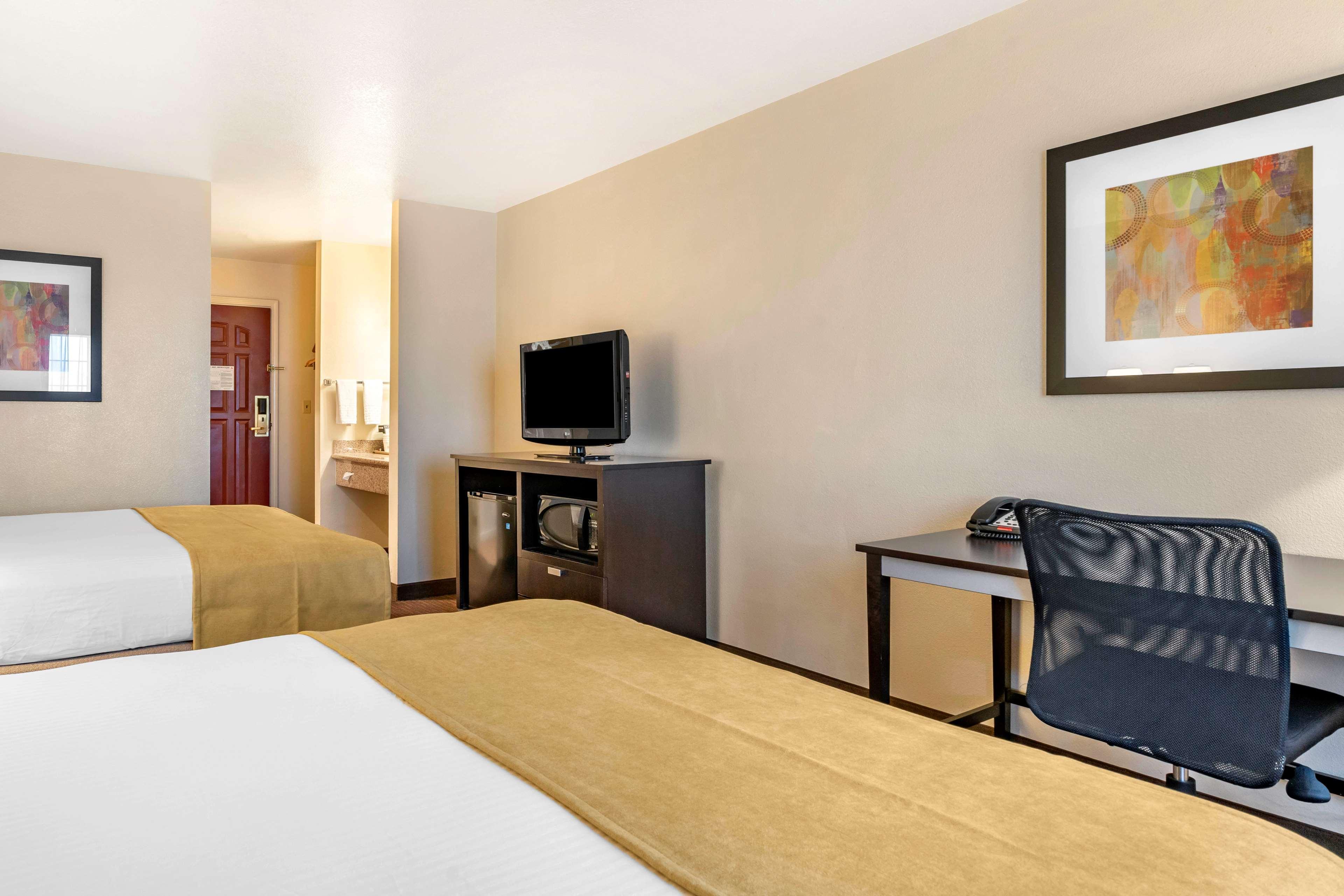 Best Western Luxury Inn Tracy Bagian luar foto