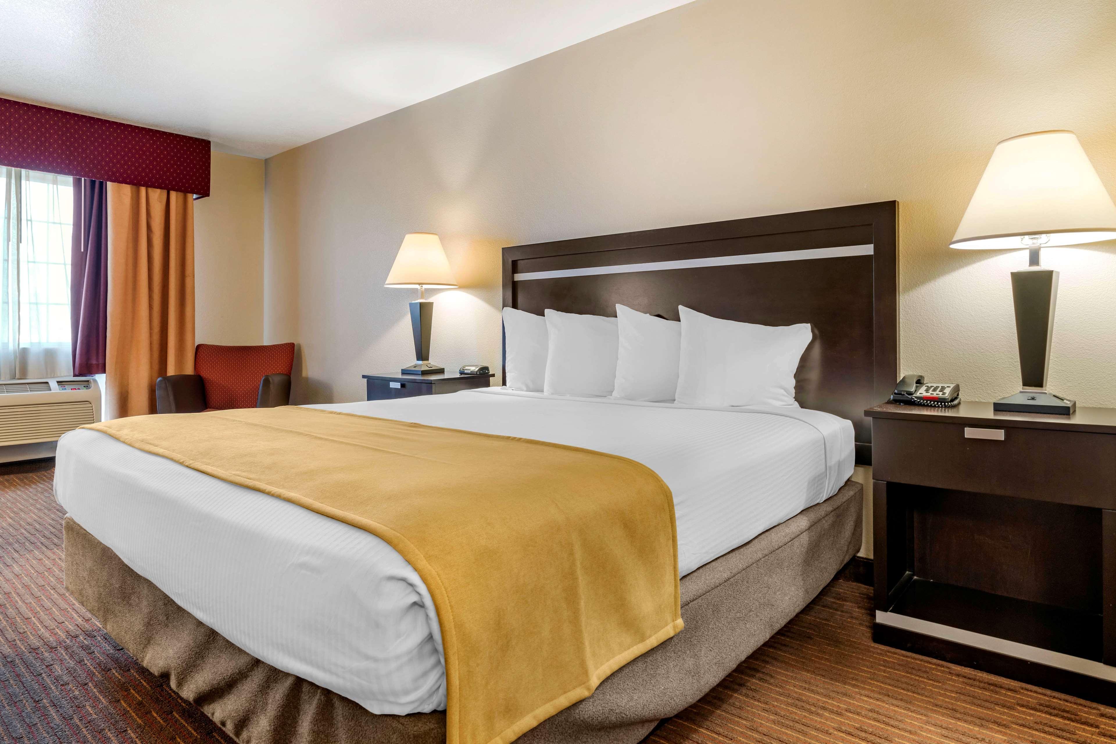 Best Western Luxury Inn Tracy Bagian luar foto