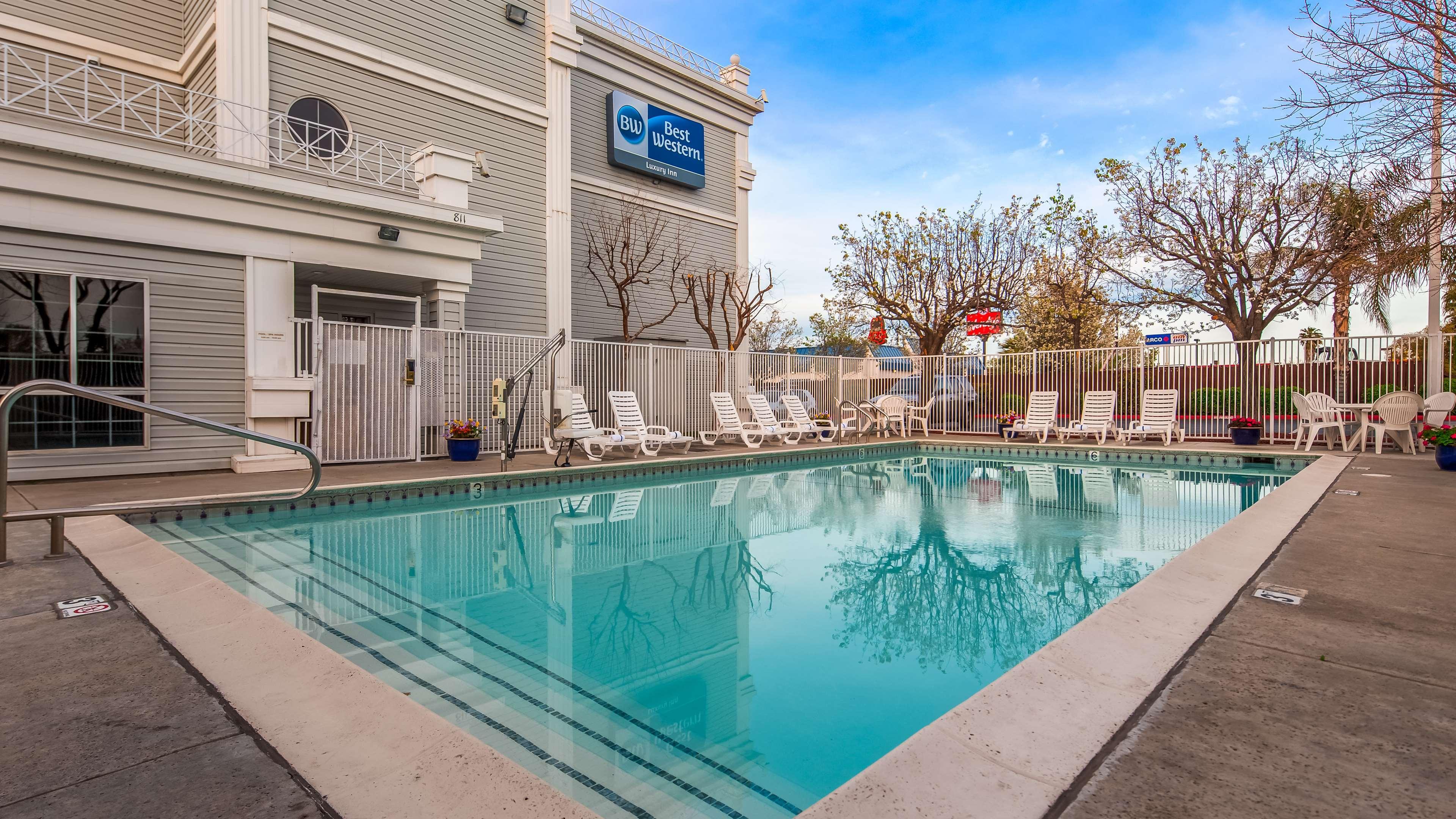 Best Western Luxury Inn Tracy Bagian luar foto