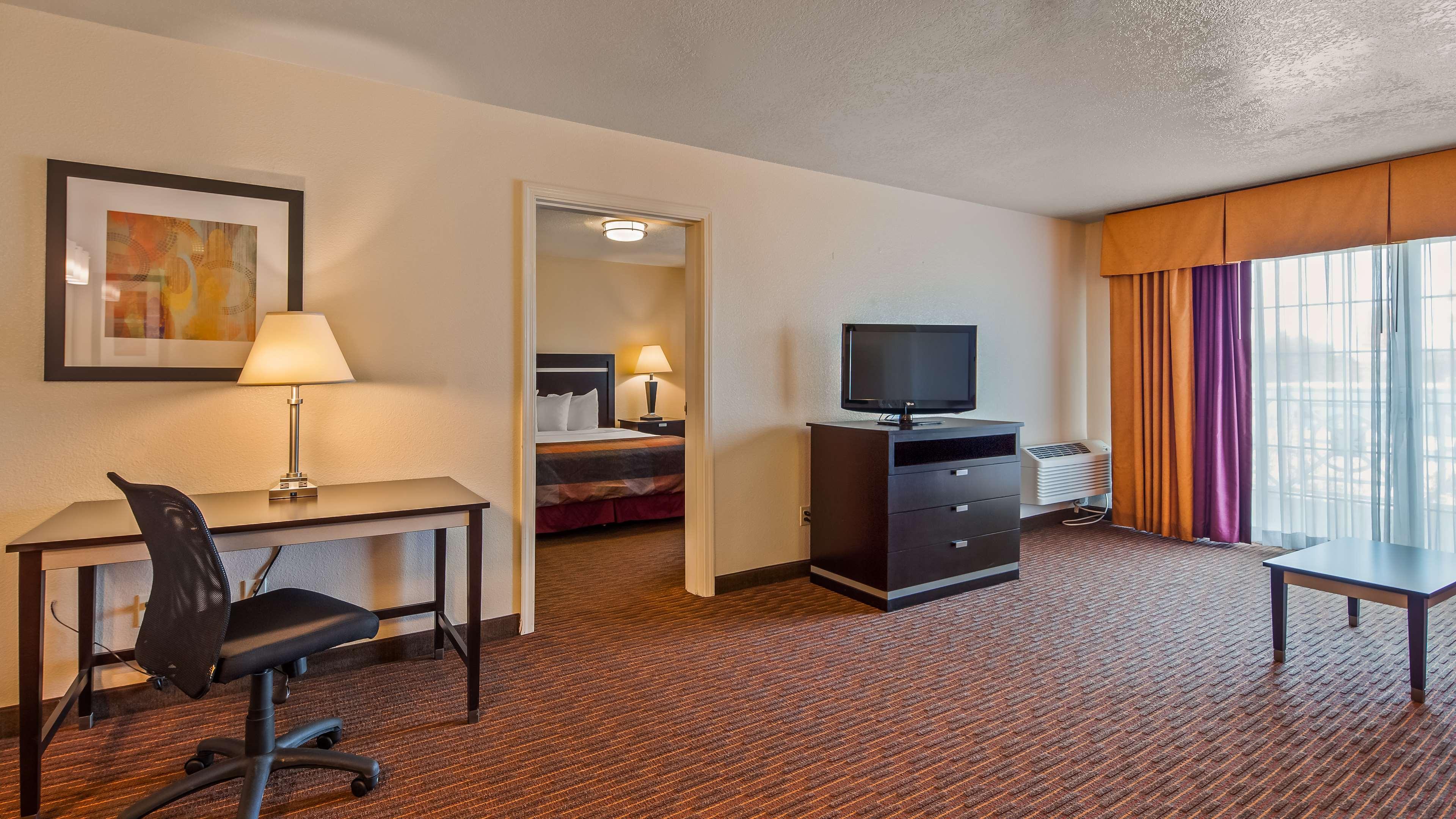 Best Western Luxury Inn Tracy Bagian luar foto