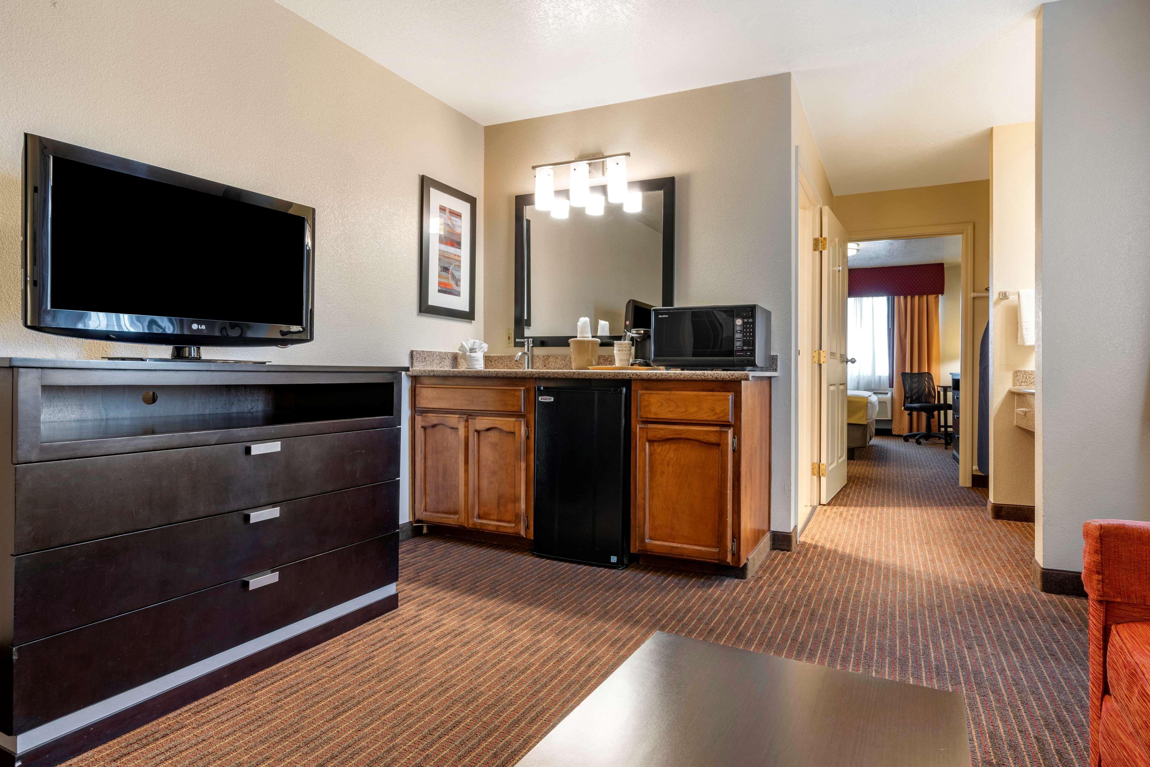 Best Western Luxury Inn Tracy Bagian luar foto