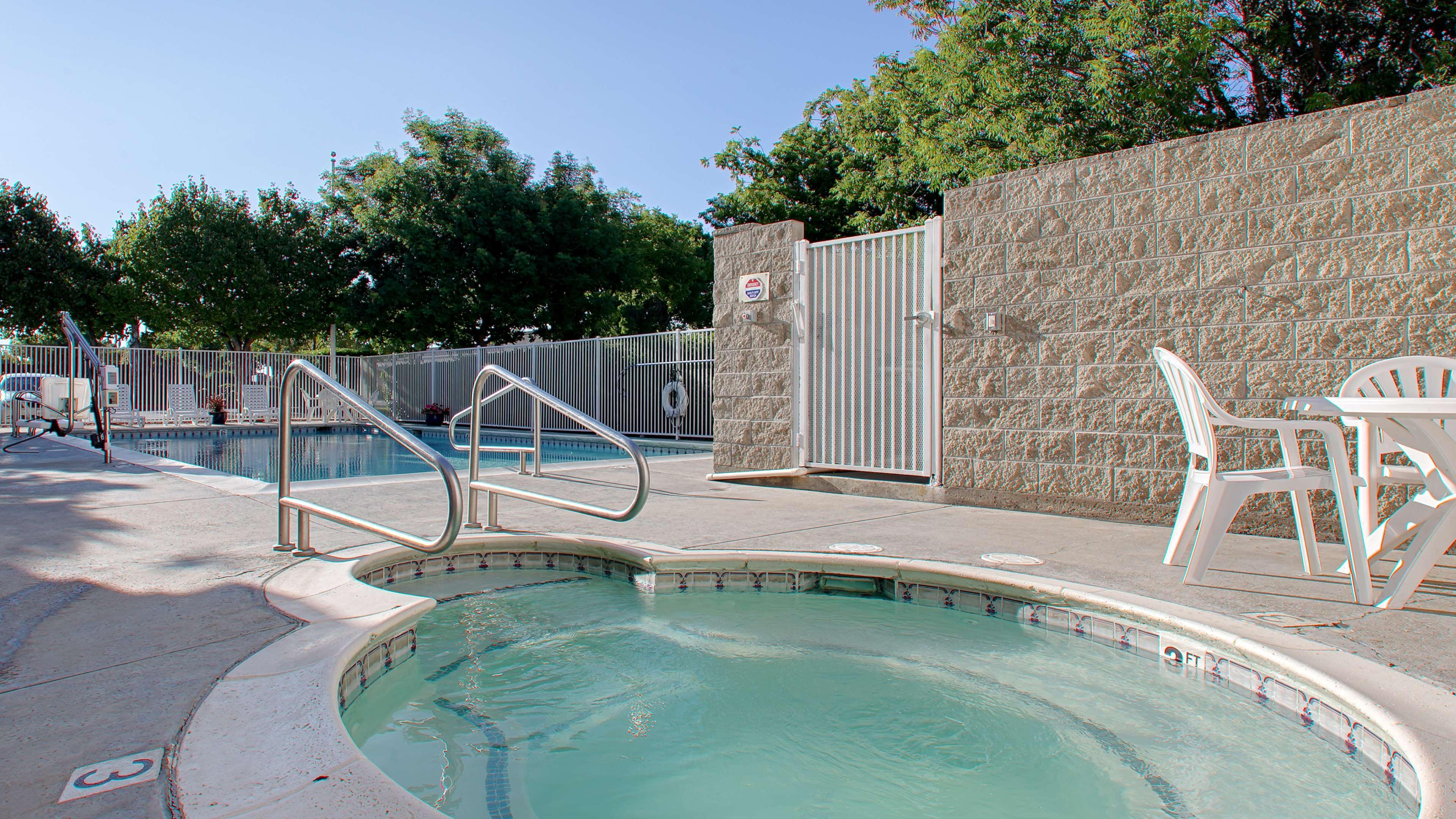 Best Western Luxury Inn Tracy Bagian luar foto