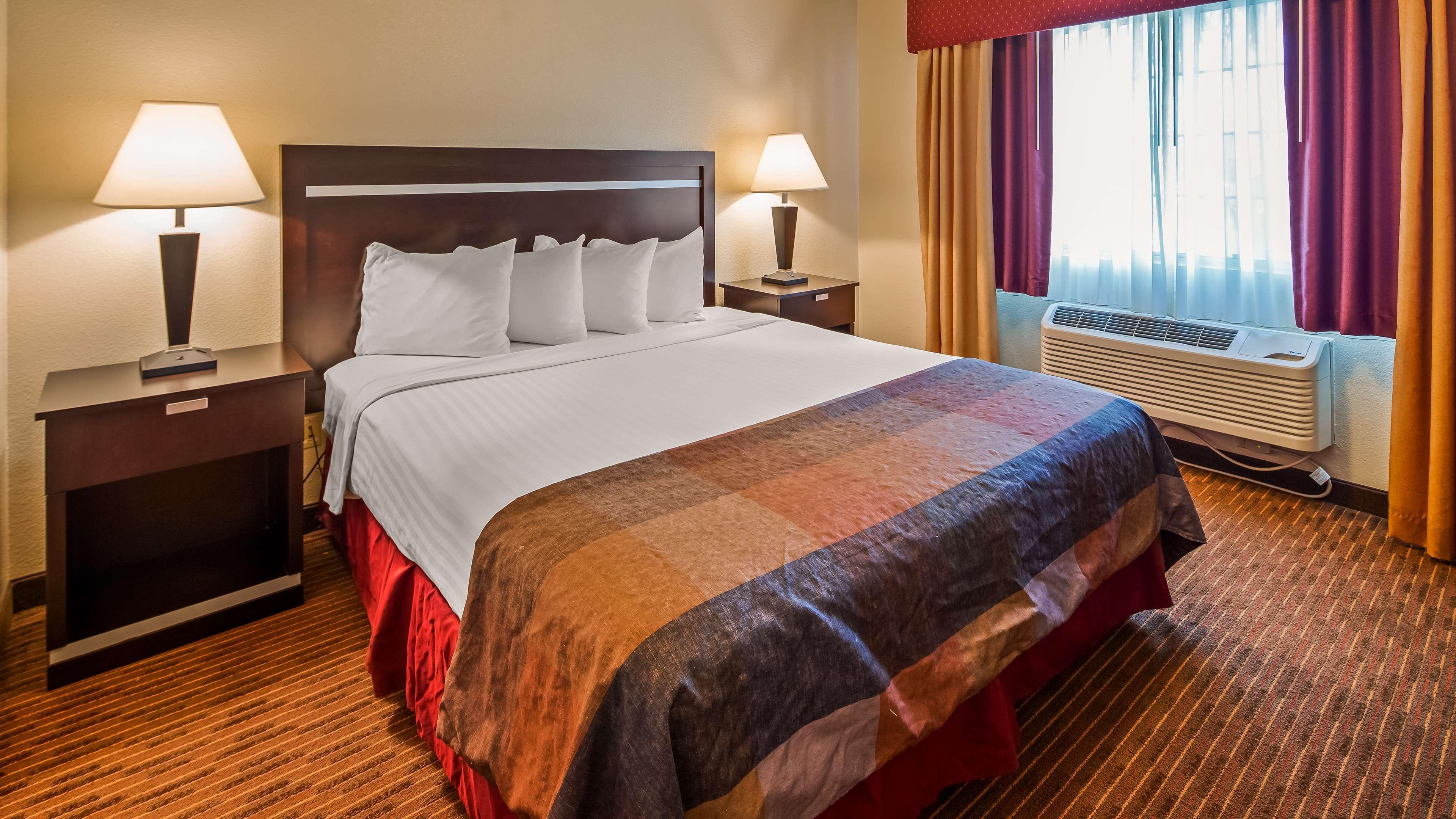 Best Western Luxury Inn Tracy Bagian luar foto