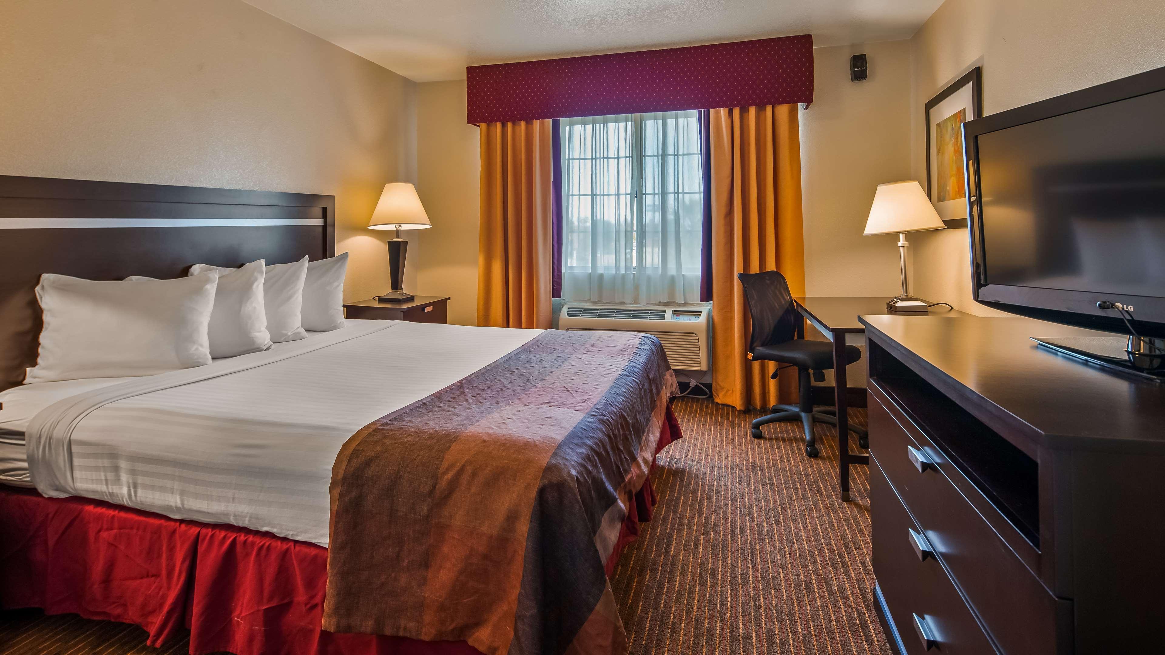 Best Western Luxury Inn Tracy Bagian luar foto