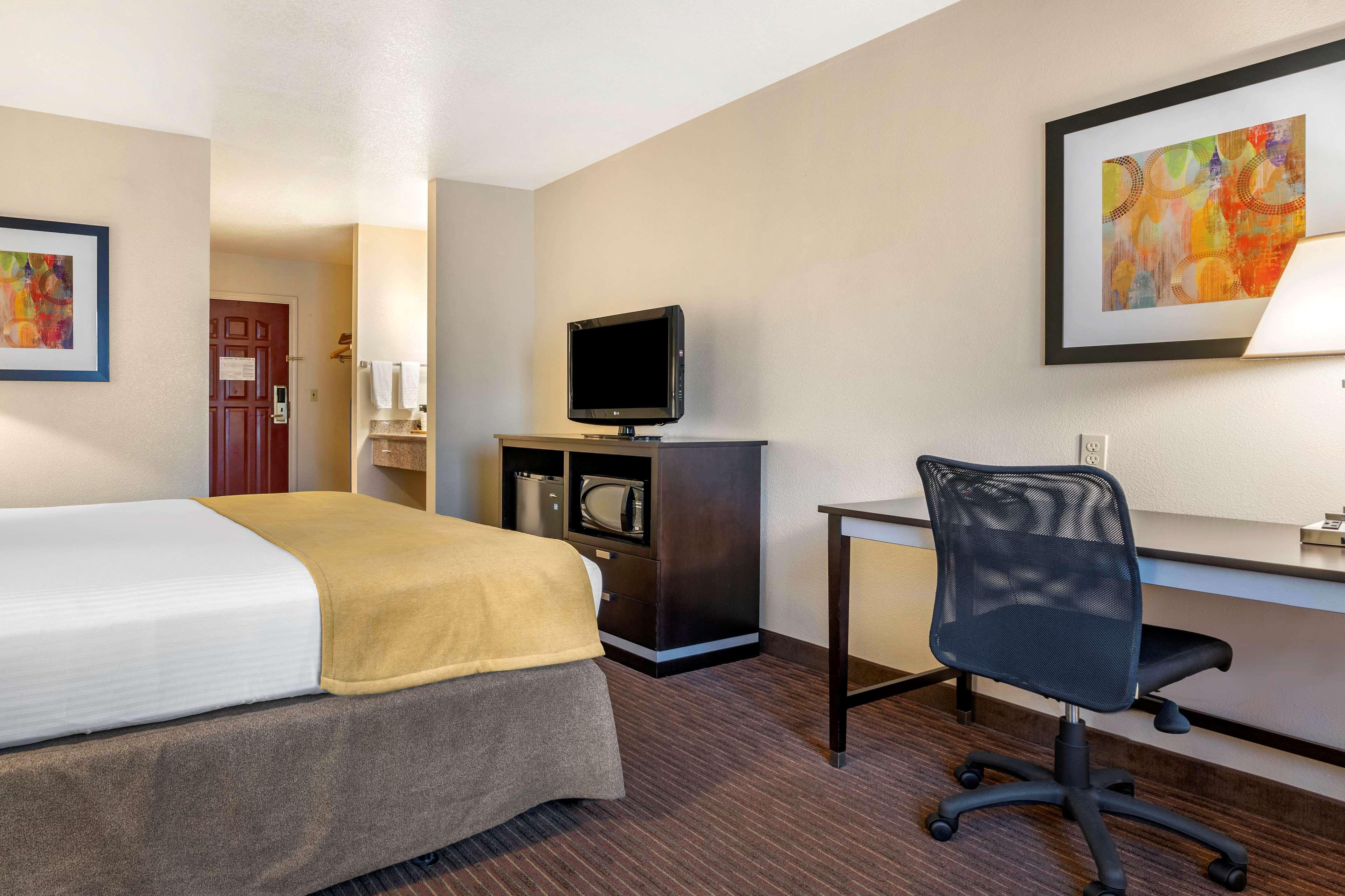 Best Western Luxury Inn Tracy Bagian luar foto