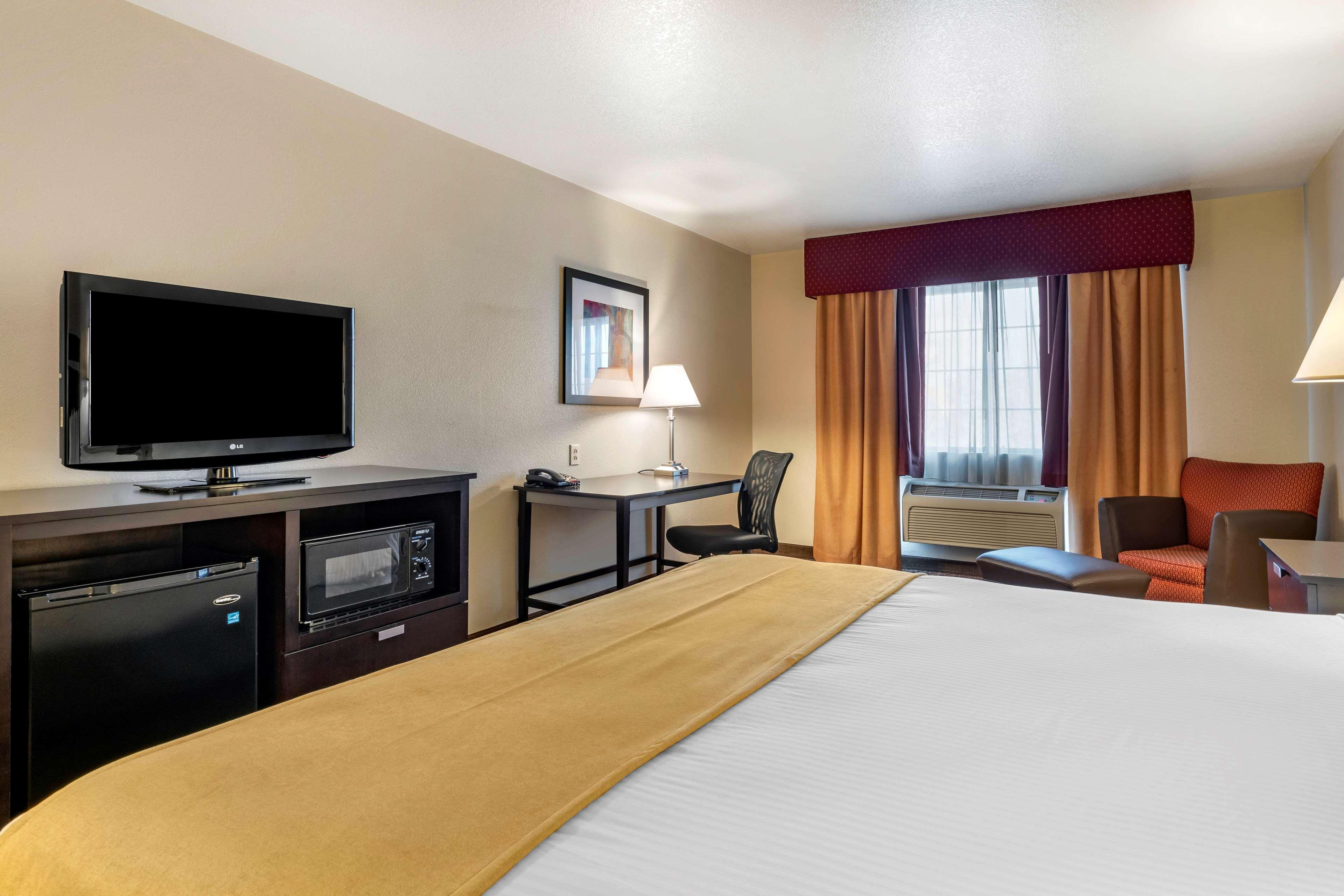 Best Western Luxury Inn Tracy Bagian luar foto