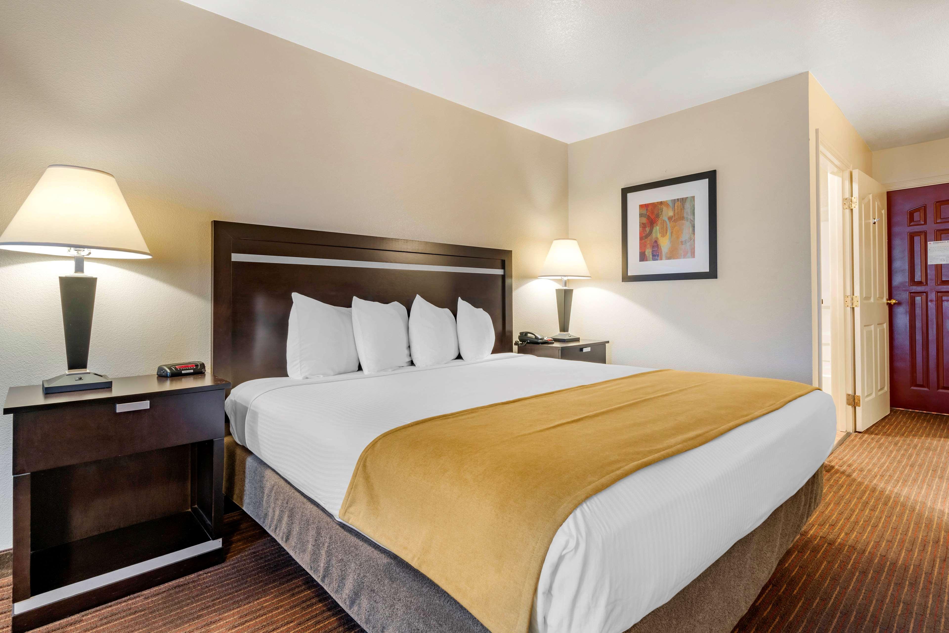 Best Western Luxury Inn Tracy Bagian luar foto