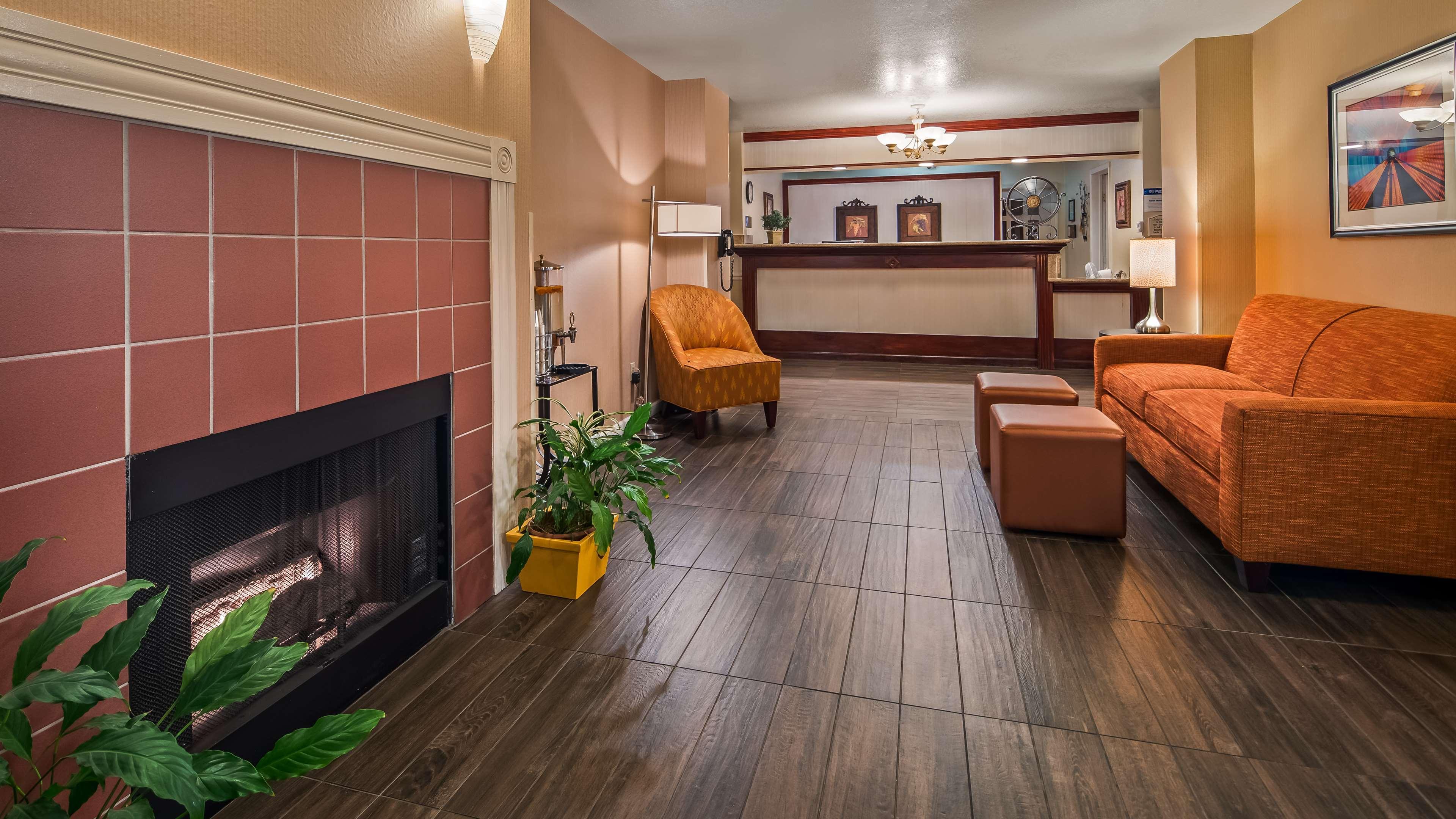 Best Western Luxury Inn Tracy Bagian luar foto