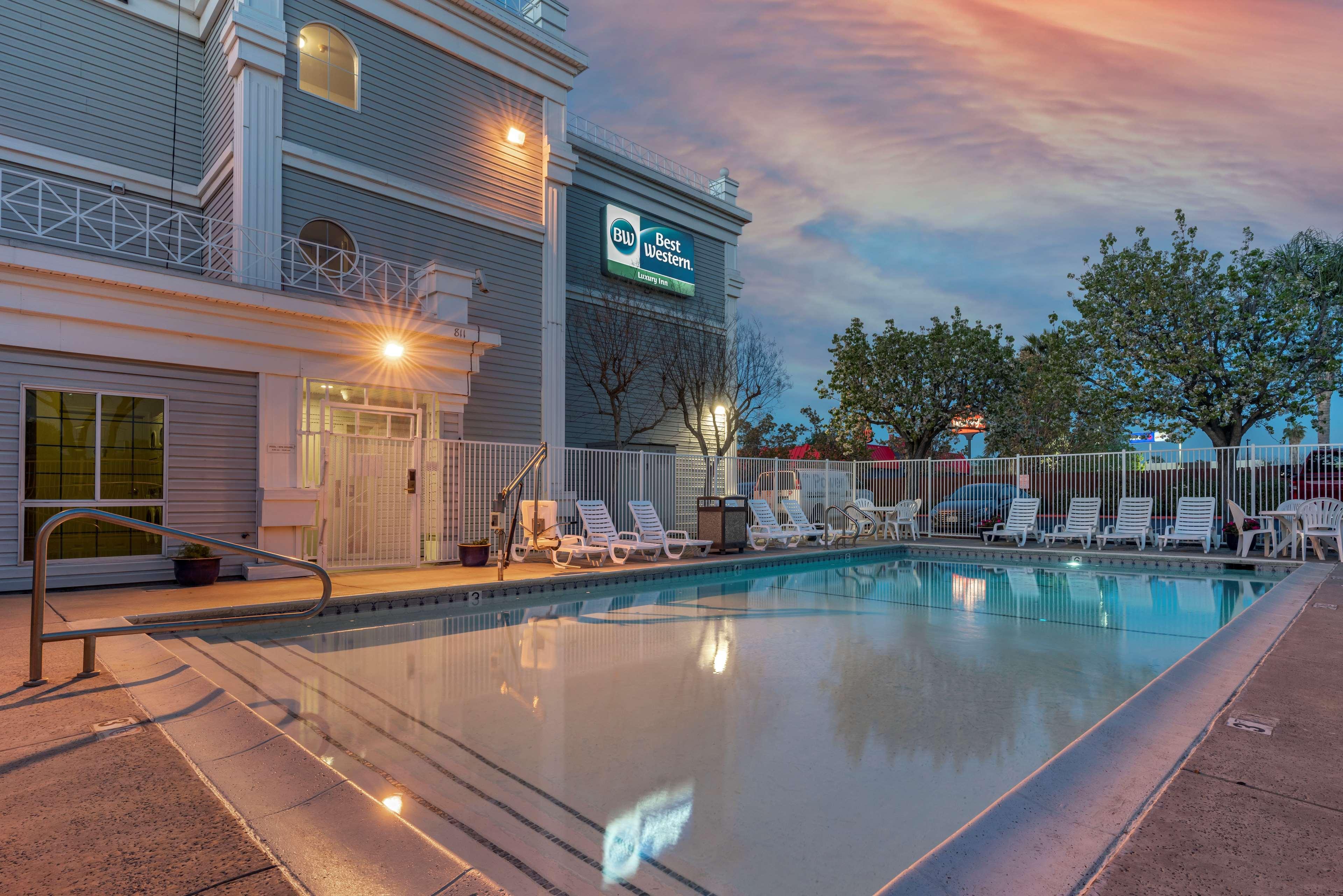 Best Western Luxury Inn Tracy Bagian luar foto