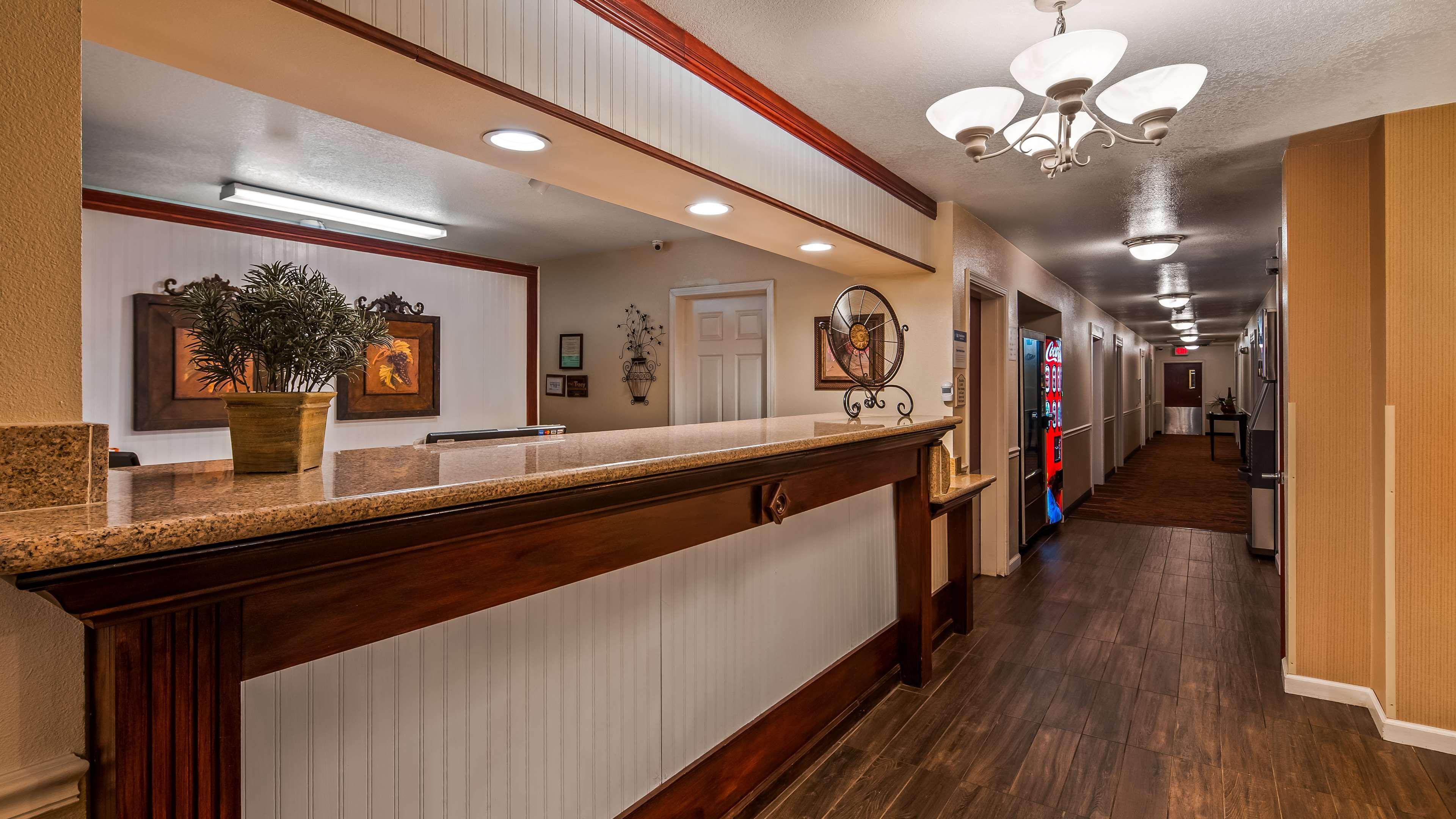 Best Western Luxury Inn Tracy Bagian luar foto