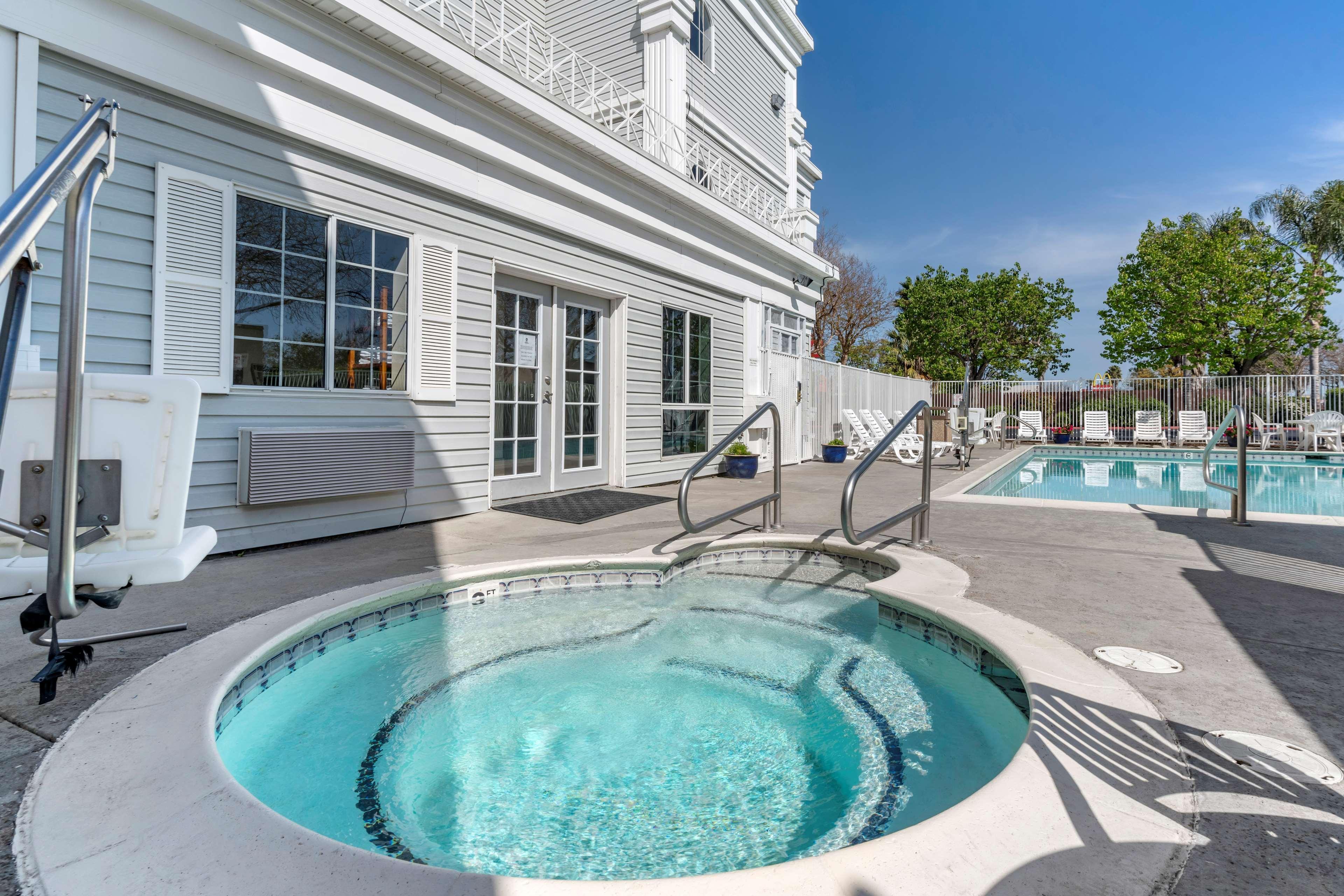 Best Western Luxury Inn Tracy Bagian luar foto