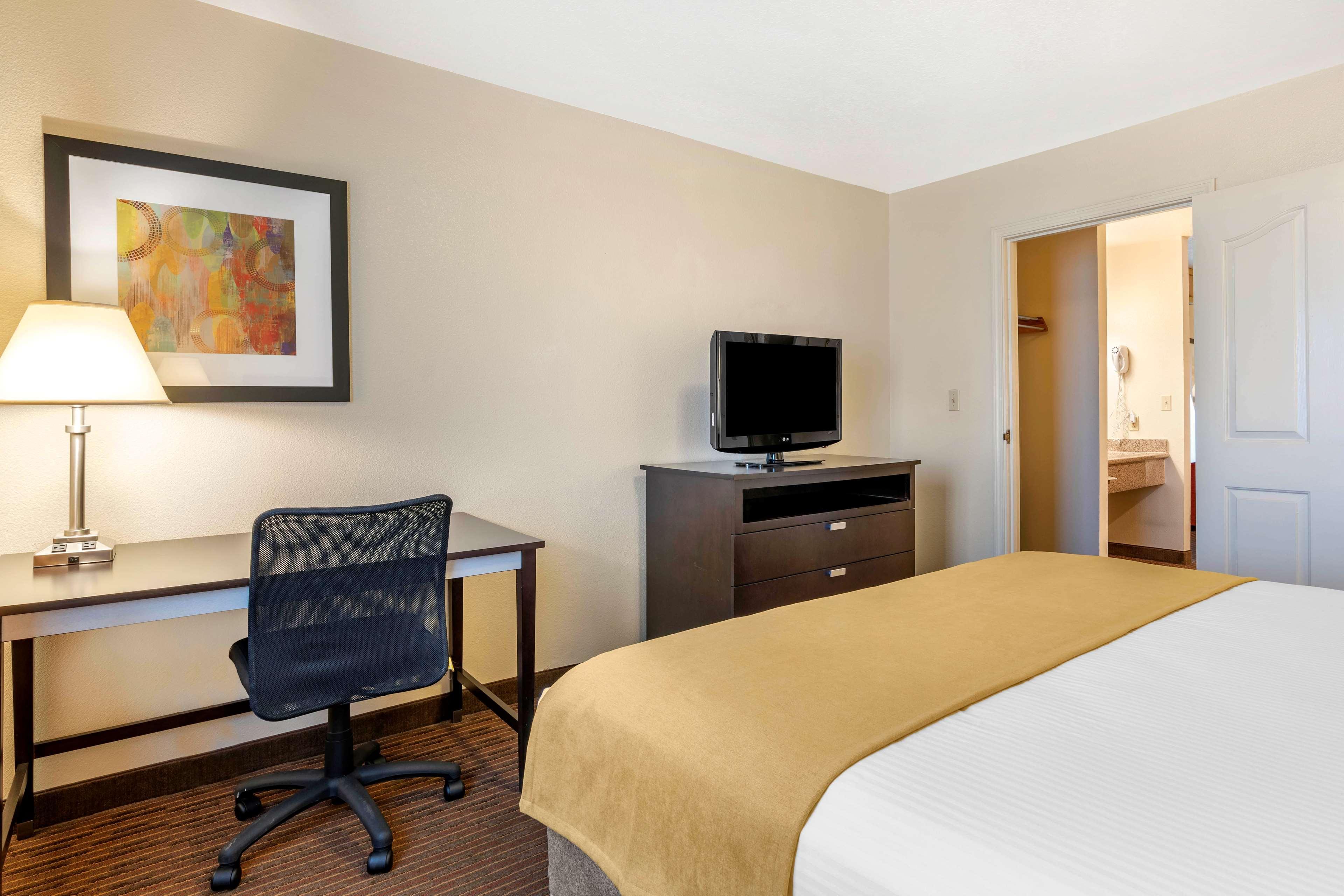Best Western Luxury Inn Tracy Bagian luar foto