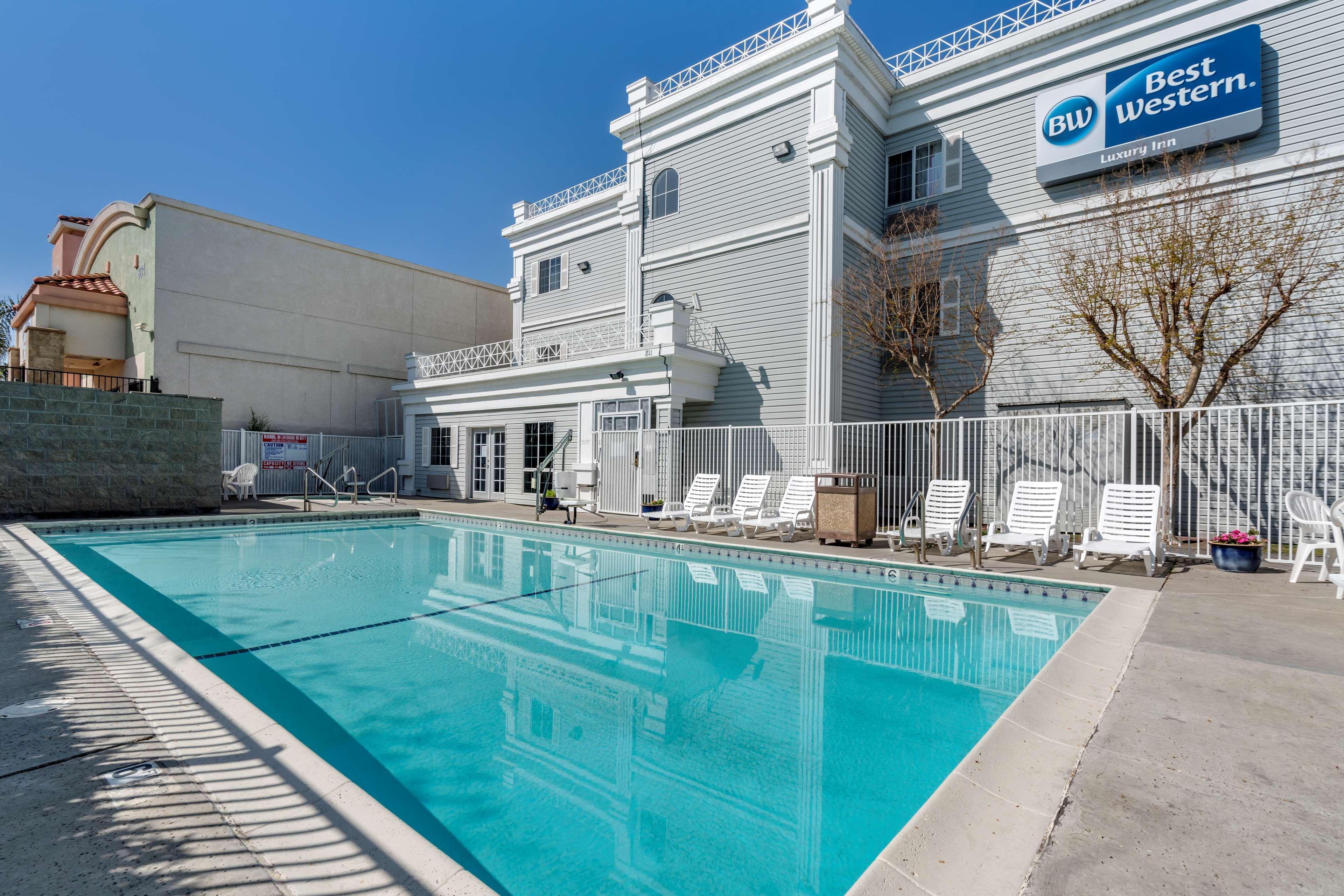 Best Western Luxury Inn Tracy Bagian luar foto