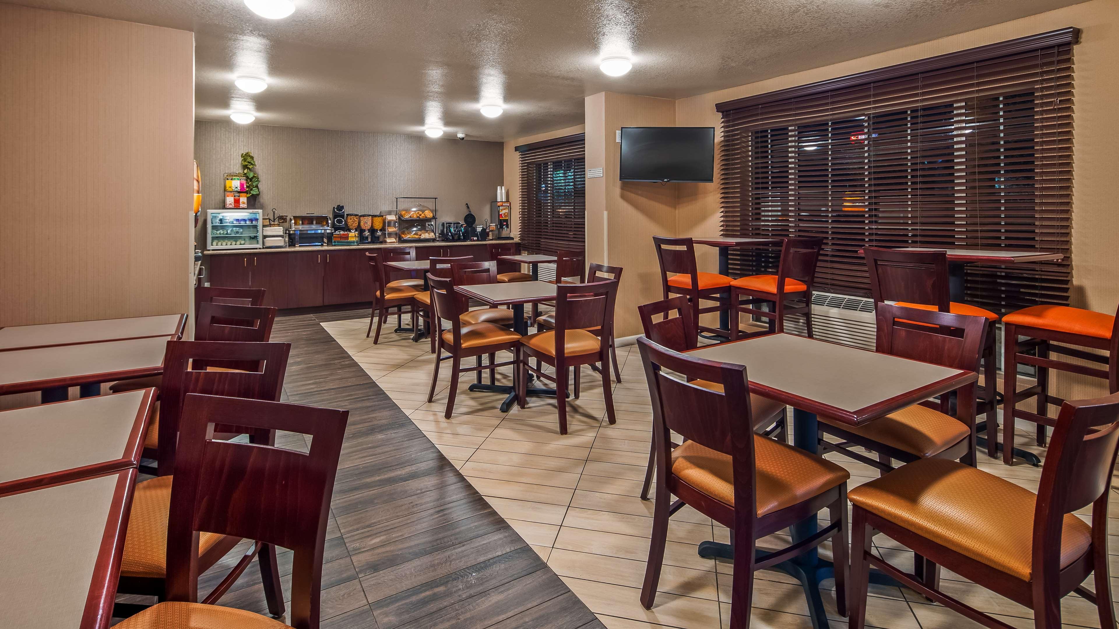 Best Western Luxury Inn Tracy Bagian luar foto