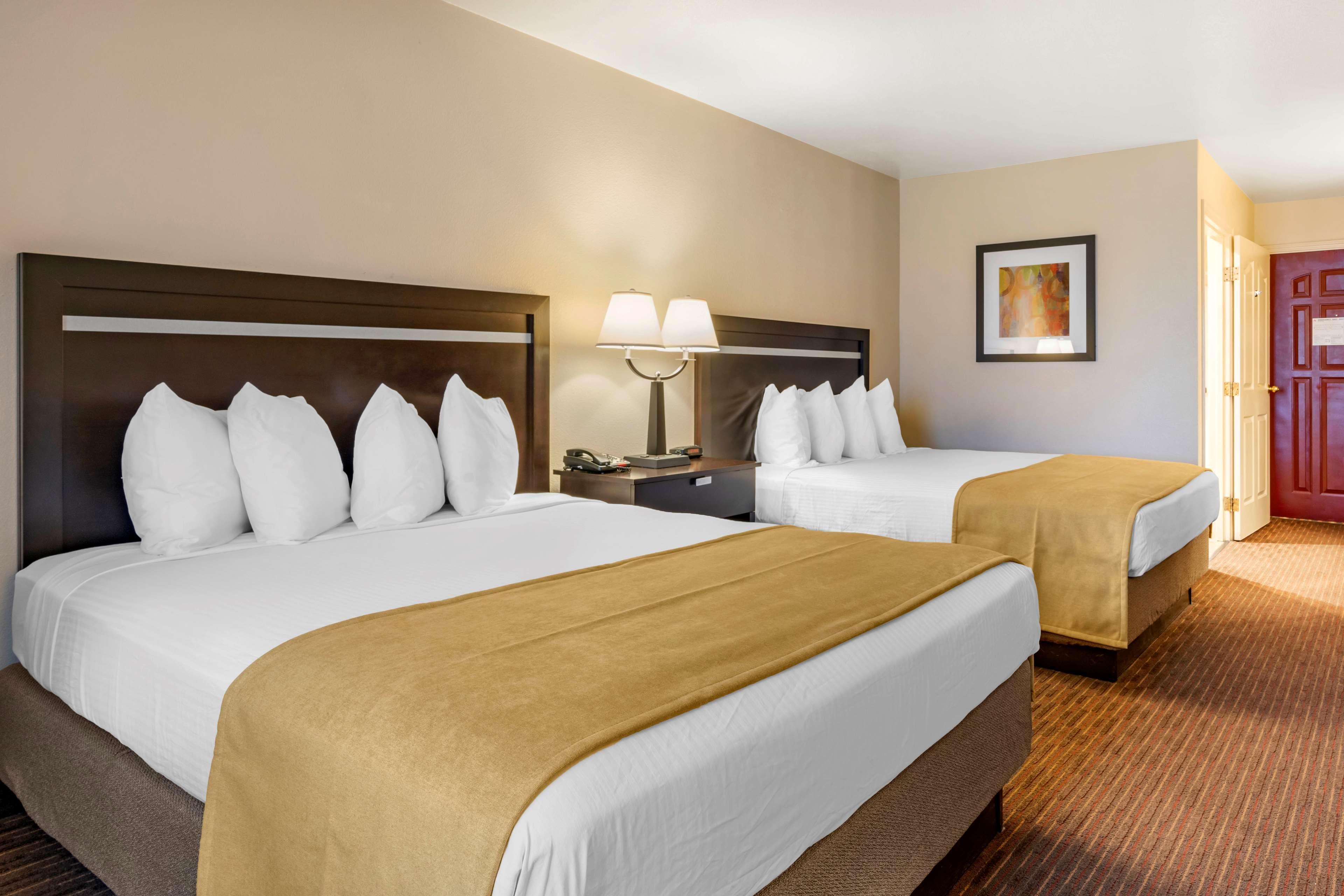 Best Western Luxury Inn Tracy Bagian luar foto