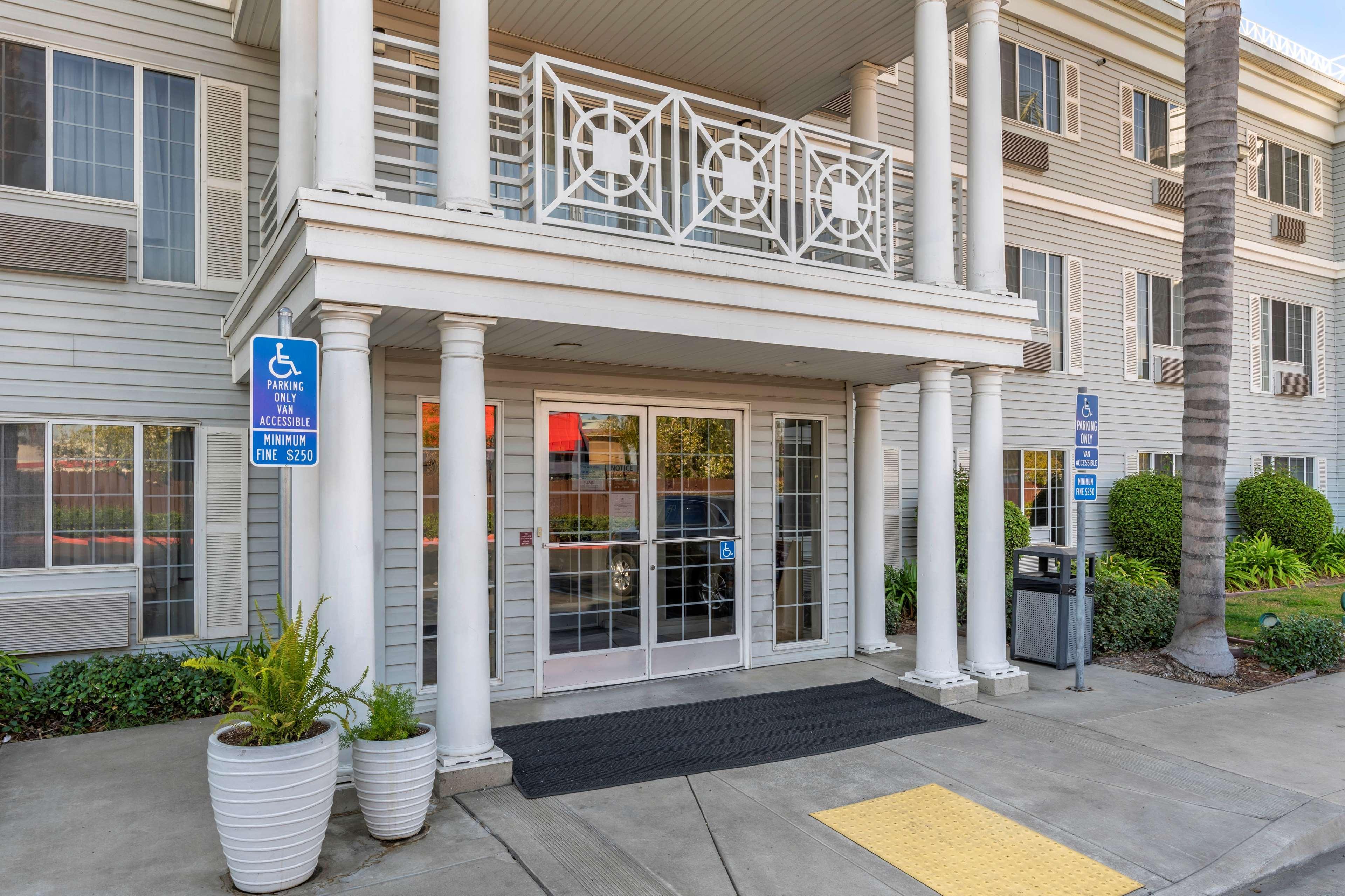 Best Western Luxury Inn Tracy Bagian luar foto