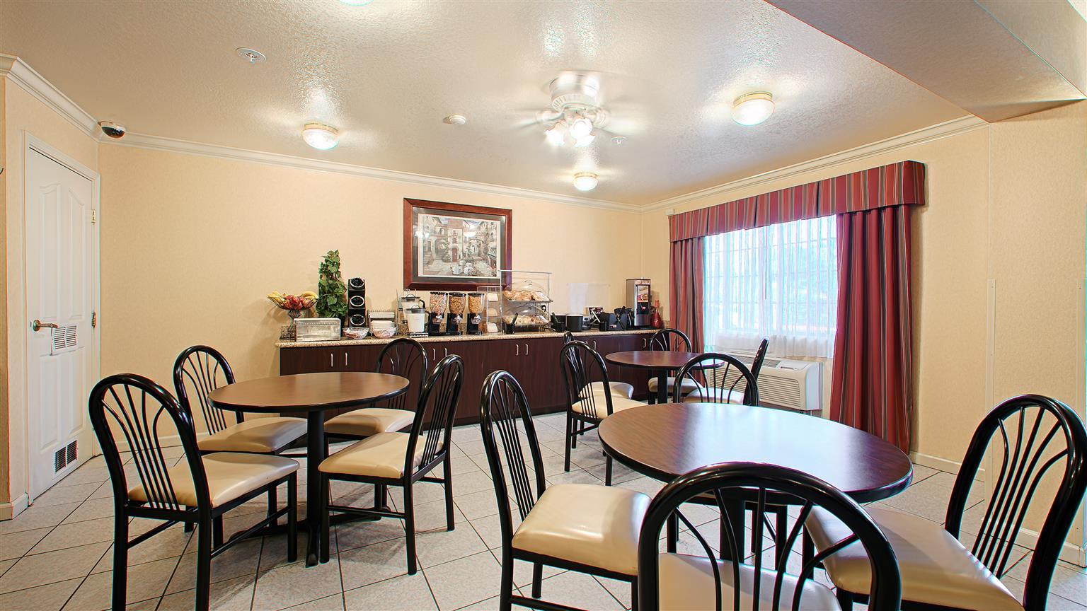 Best Western Luxury Inn Tracy Bagian luar foto